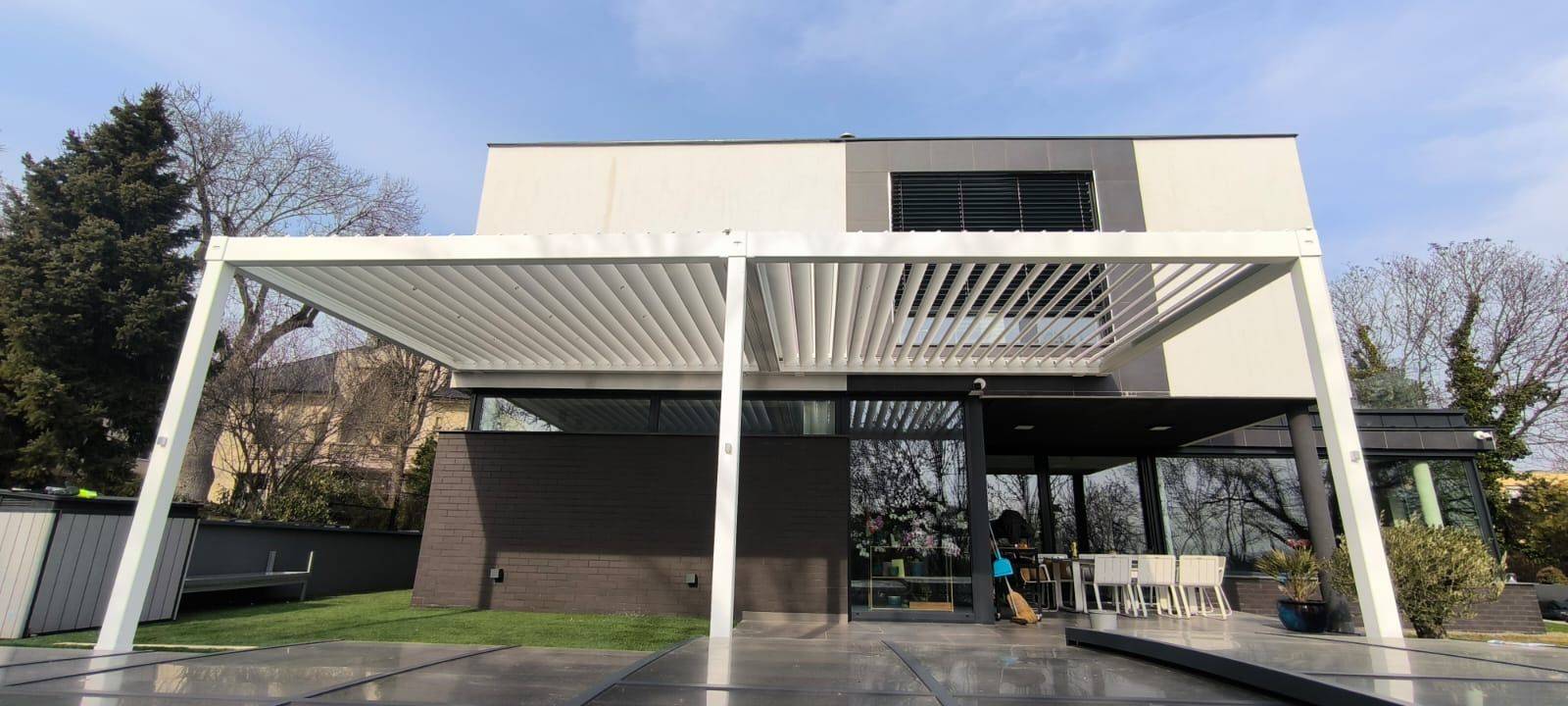 Az álomtól a kulcsrakész pergoláig - modern árnyékolás a budai hegyoldalon